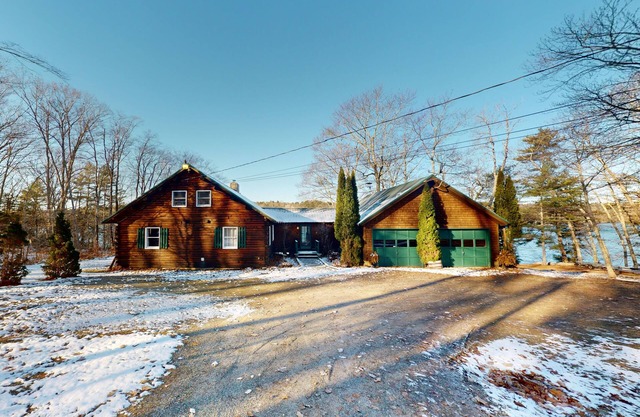Riverfront retreat with a furnished deck, washer/dryer & fast WiFi