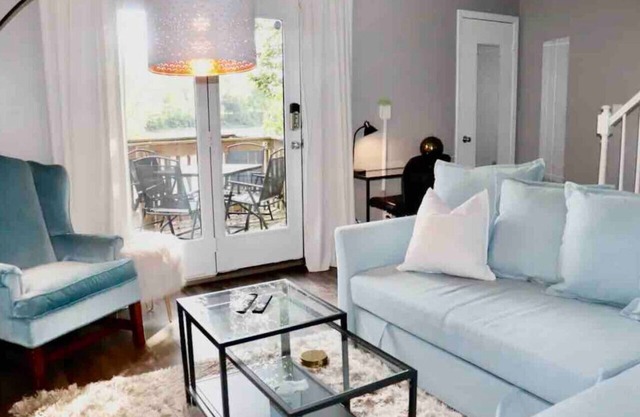 Riverfront Townhome in Downtown Yorkville