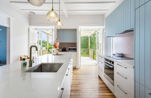 Riverhead Villa with BBQ and deck