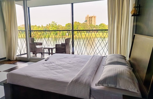 Riverside 2 bedroom house with pool