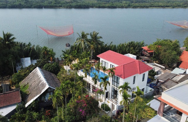 Riverside Retreat: Infinity Pool & Sauna Luxury at Private Villa