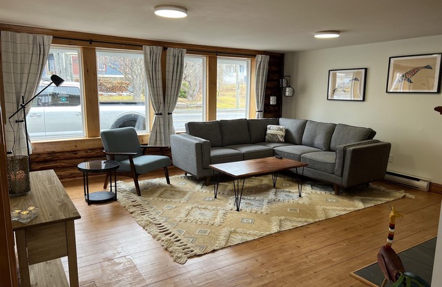 Riverside Sunrise Cabin Well appointed, family & pet friendly cabin on the river