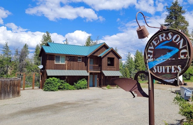 RiverSong Suites, Winthrop River-View, 2-Bdrm Apt