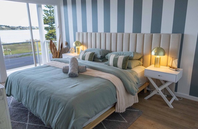 RiverView - Absolute Water Frontage