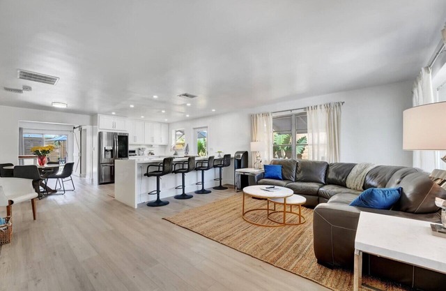 Riviera Marina House! 1 block to marina and intracoastal
