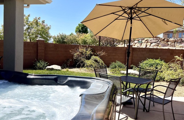 Roadrunner Retreat- Private Hot Tub with Game Room and Heated Community Pool!