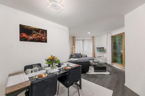 Rob's Flat - Moderne 3-Zimmer-Ferienwohnung mit Terrasse, 6 Schlafplätzen, 2 Min S-Bahn, Weil der Stadt bei Stuttgart