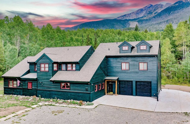 Rocky Mountain Outpost Home: 8 Bedrooms, Dog Friendly