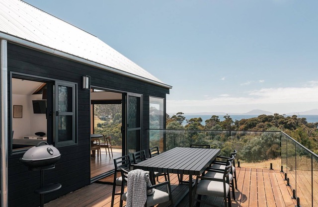 Rocky Ridge - modern lodge capturing sweeping views over Great Oyster Bay