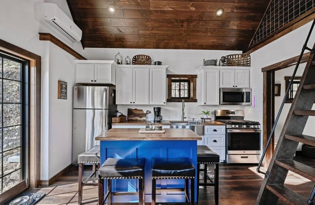 Rocky Ridge Retreat - A new modern rustic cabin.
