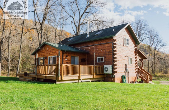 Romantic and Very Secluded Cozy Creekside Cabin with a Relaxing Hot Tub.