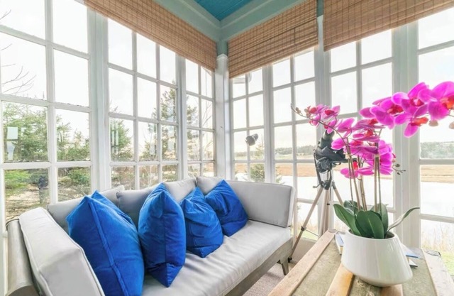 Romantic beach suite with hot tub — 7 min walk from a beautiful sandy beach!