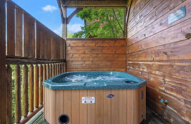 Romantic Cabin w/Hot Tub, Games & Fireplace