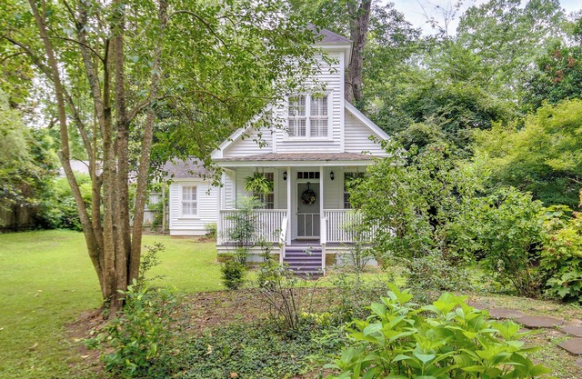 Romantic Cottage in Washington Historic District