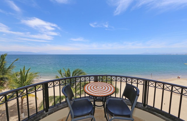 😍ROMANTIC GETAWAY😍AMAZING OCEAN VIEWS -HOP, SKIP & JUMP TO THE BEACH -GR8 POOL