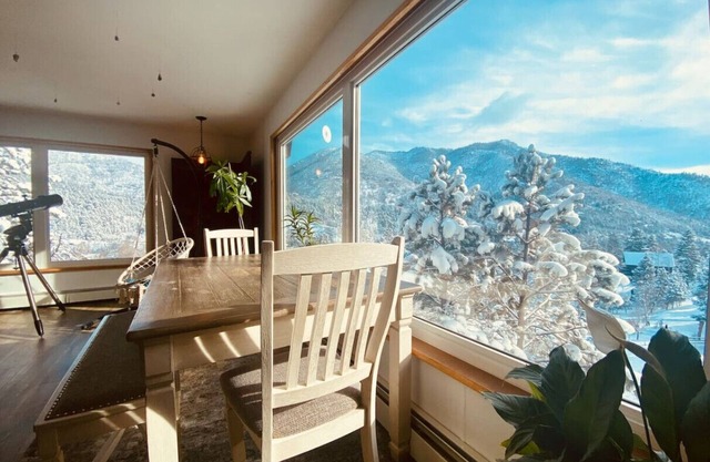 Romantic Home w/Hot Tub, Mt. Views & Art