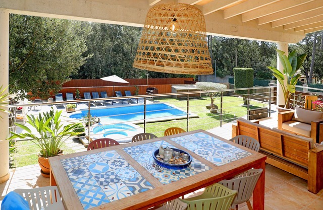 Romantic home for the whole family, with 4 bedrooms and jacuzzi.