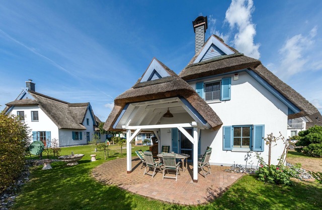 Romantic luxury thatch-roof house 300m to the beach, playground nearby, WiFi