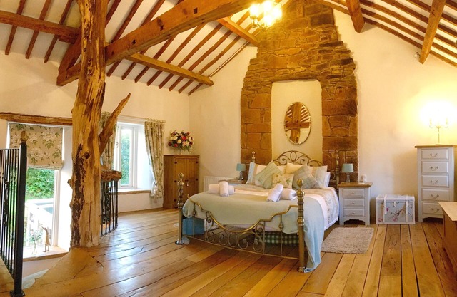 Romantic, quirky Cumbrian cottage, large gardens & parking