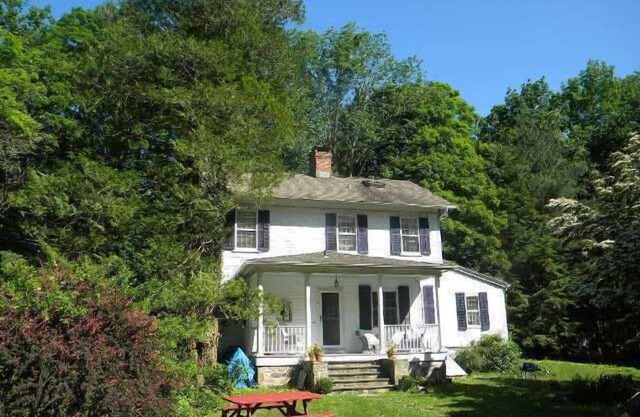 Romantic Riverfront Antique Farmhouse in Historic Aspetuck Corners