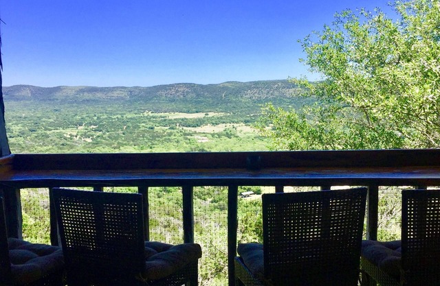 Romantic Rock Cabin, Beautiful, Spectacular Views of Frio River & Mountains!