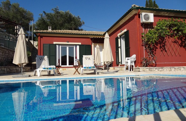 Romantic villa,quiet location, private pool, sun terrace, 10 min. to the beach!