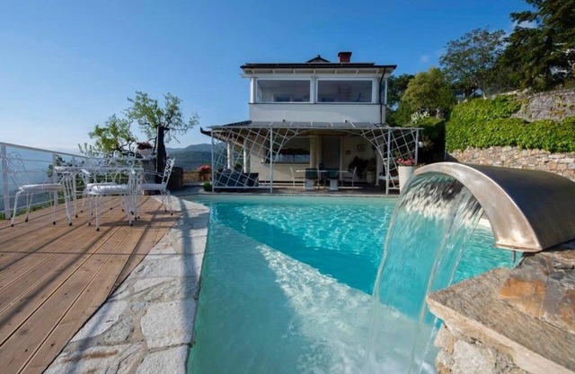 Romantic villa, with a heated pool (low season) and a fantastic view