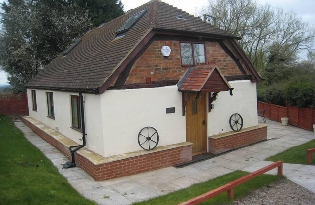 Romeo Cottage - Sleeps up to 4 - HOT TUB