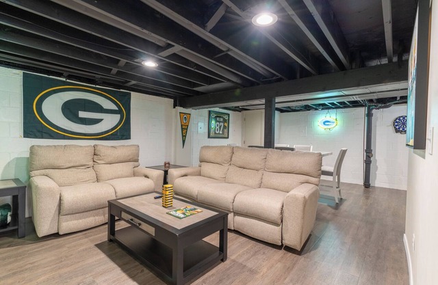 Romeo’s Roscoe Retreat- Close to Lambeau and Titletown District!