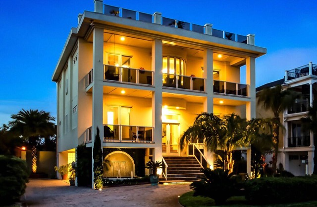 Roof Top Deck w/Ocean Views, Heated Pool Access