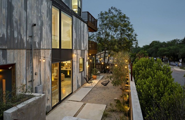 Rooftop Deck, DT City Views, Modern Eastside Oasis