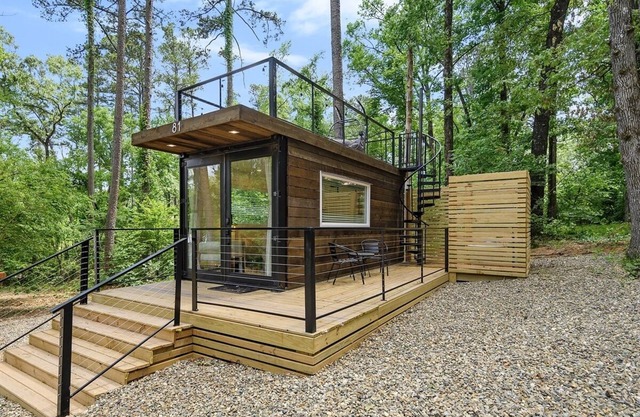 Rooftop Deck, Outdoor Soaker Tub, Tiny Cabin Sleeps 2
