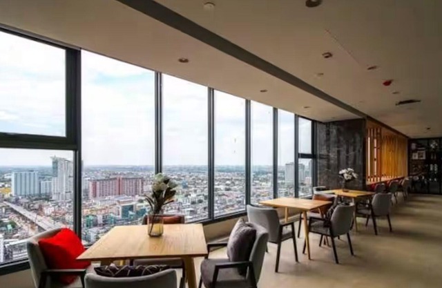 Rooftop pool shopping mall gym train boat bus walk 5 min wifi room top floor