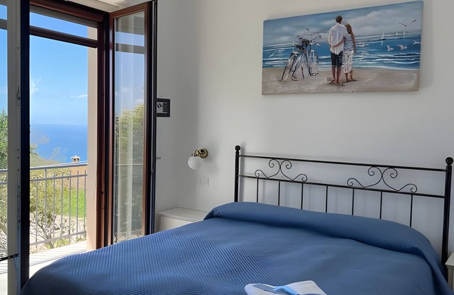 Room 'Camera Blu Vista Mare E Monti' with Sea View, Wi-Fi and Air Conditioning