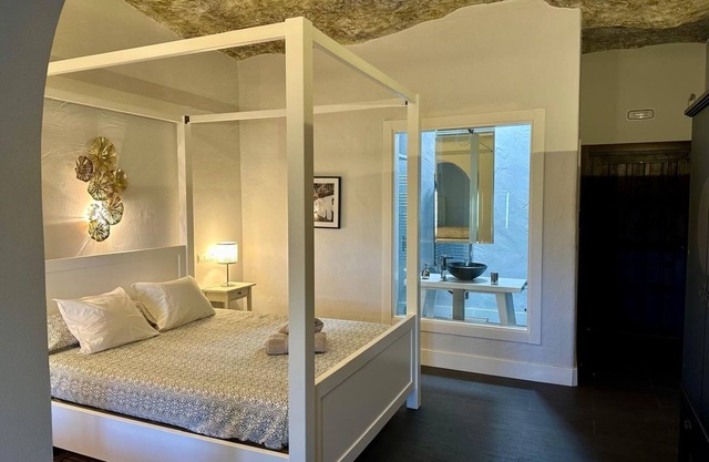 Room 'Cave 2' with Mountain Views, Private Pool and Wi-Fi