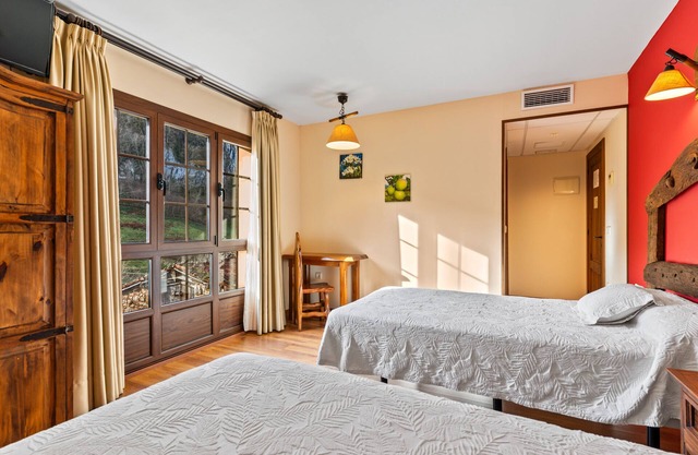 Room 'El Manzano' with Shared Pool, Shared Garden and Wi-Fi