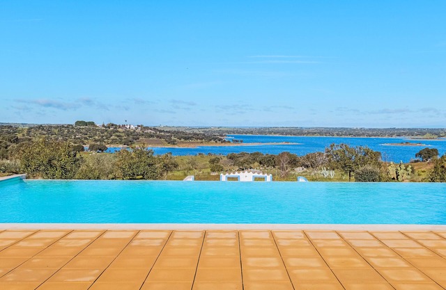 Room 'Perdiz' with Shared Pool, Wi-Fi and Air Conditioning