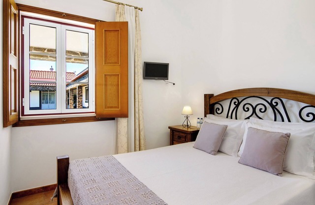 Room 'Quarto Roxo - Patio View' with Shared Pool, Wi-Fi and Air Conditioning