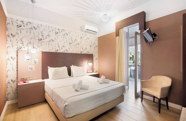 Room 'Quarto Casal Comfort Plus 106' with Private Terrace, Wi-Fi and Air Conditioning