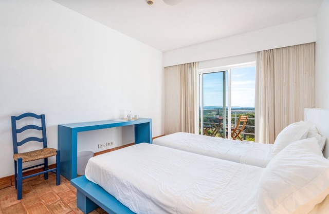 Room 'Setembro' with Sea View, Shared Pool and Wi-Fi