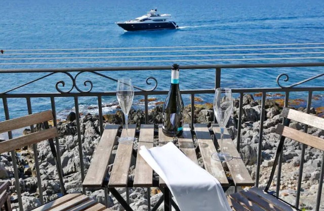 Room with balcony and beautiful sea view in the old town