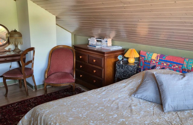 Room with private bathroom and balcony by the canal