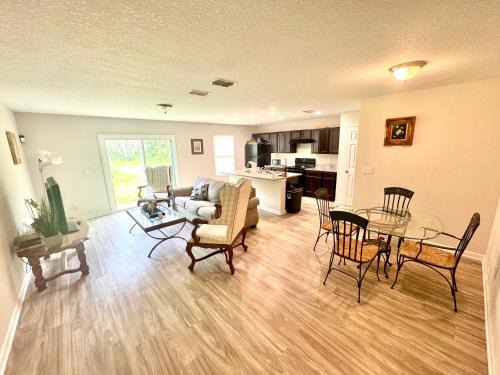 Rooms by Month JAX Airport & Zoo
