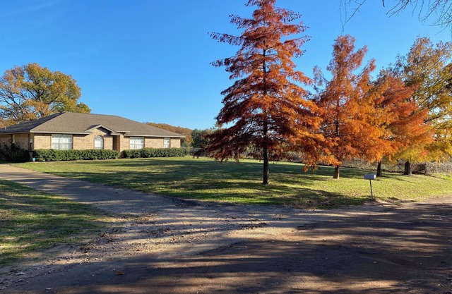 Roomy 3-bedroom house with WiFi and AC in lovely Palestine, TX