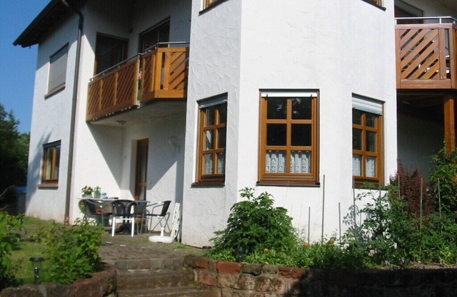 Roomy 3-star vacation apartment on the edge of town w/view of the Burg Trifel