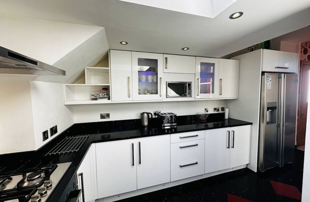 Roomy home 1 level Free Parking