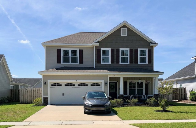 Roomy house close to the beaches! Community pool +bar room and garage