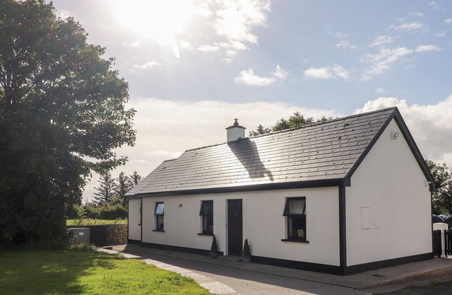 ROSE COTTAGE, family friendly in Ennistymon, County Clare