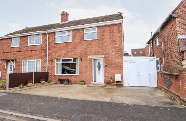 ROSE COTTAGE, pet friendly, with a garden in Skegness