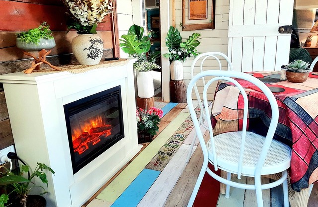 Rosewood Cottage - Entire 2 bedroom house with Netflix and WiFi